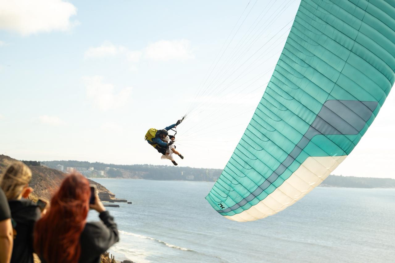 Parapente sobre los acantilados de Maitencillo